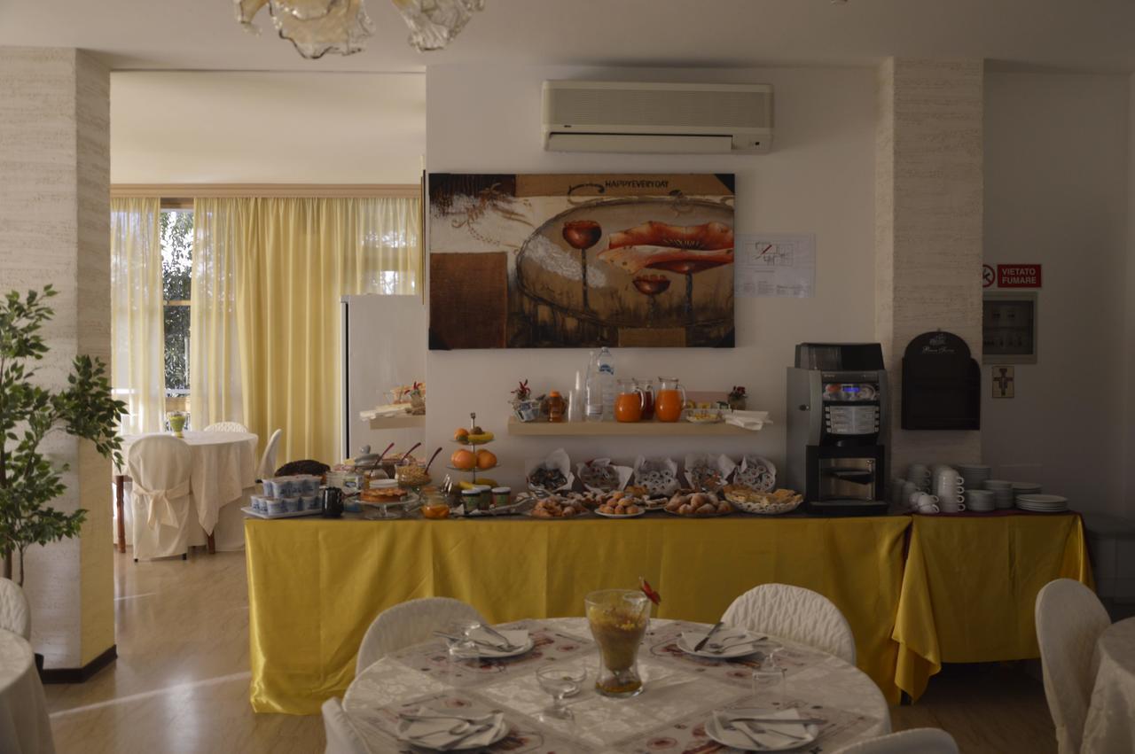 Hotel Fucsia Риччоне Екстер'єр фото