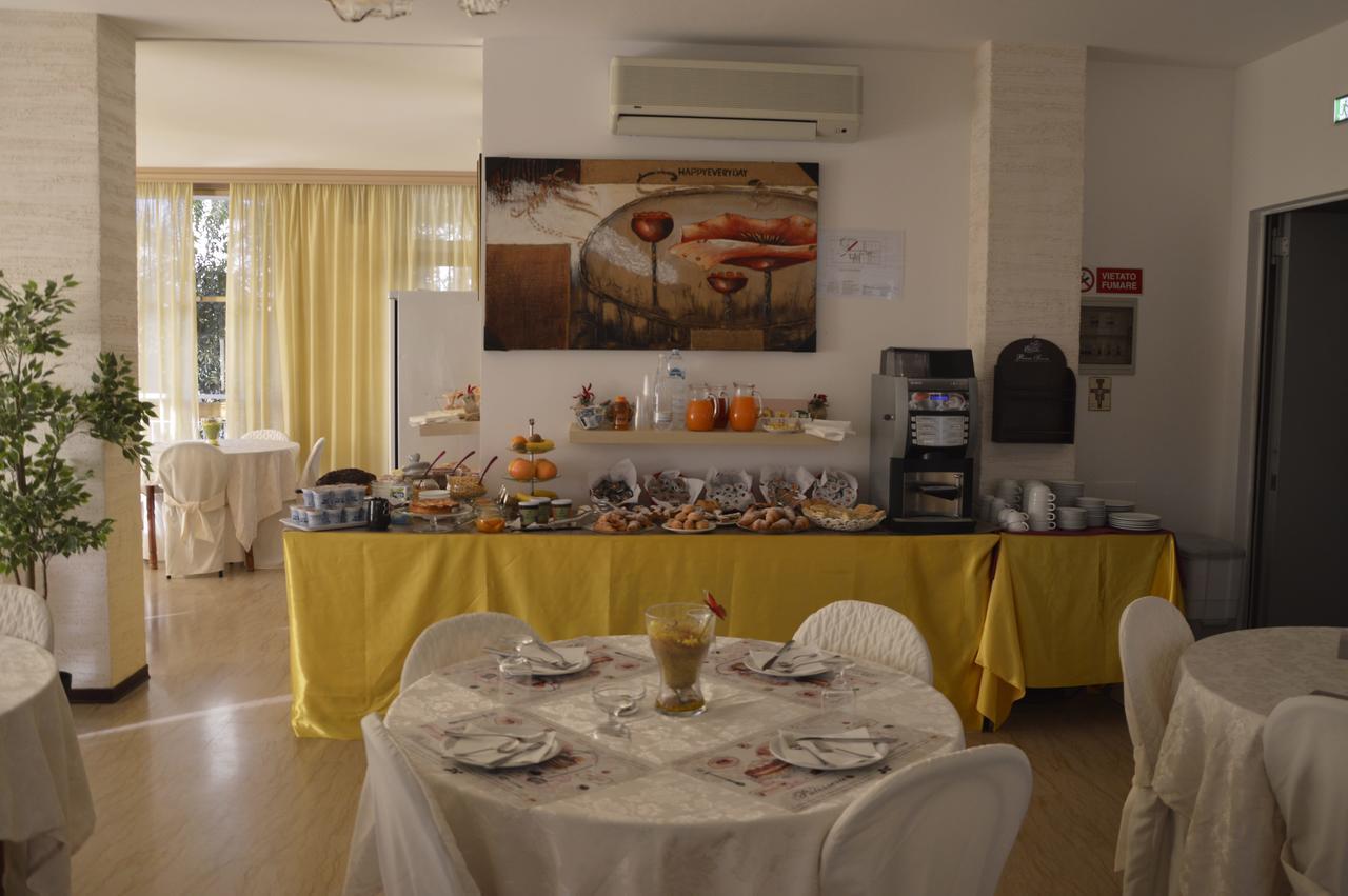 Hotel Fucsia Риччоне Екстер'єр фото