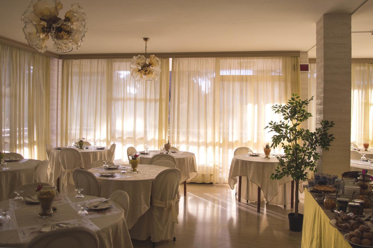 Hotel Fucsia Риччоне Екстер'єр фото