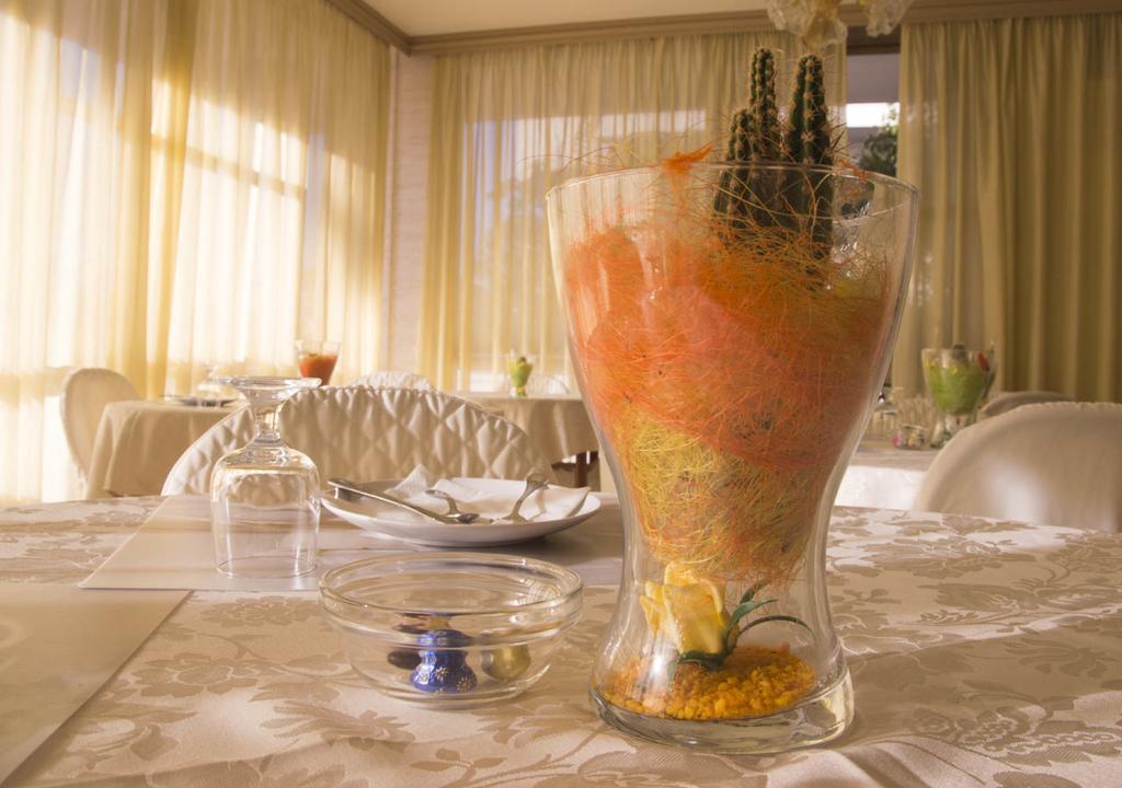 Hotel Fucsia Риччоне Екстер'єр фото