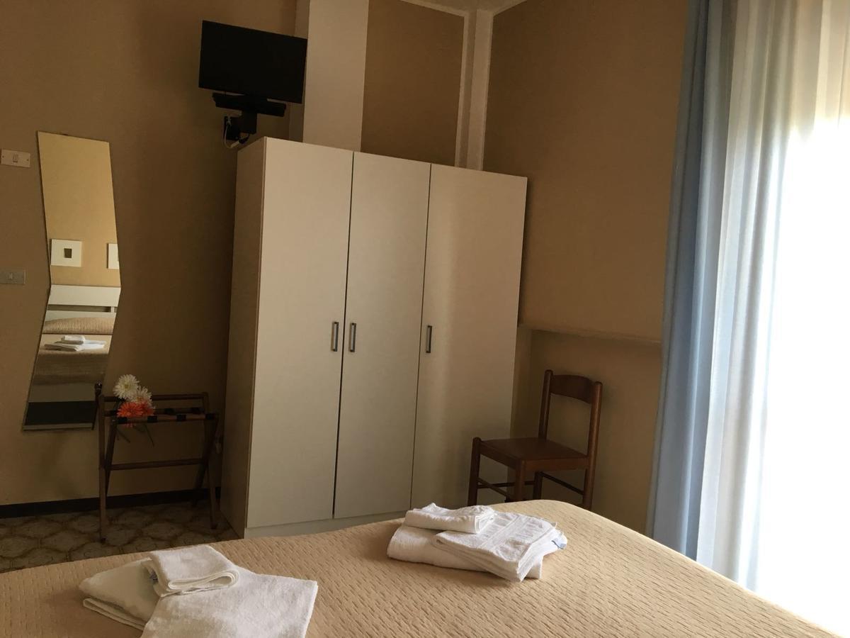 Hotel Fucsia Риччоне Екстер'єр фото