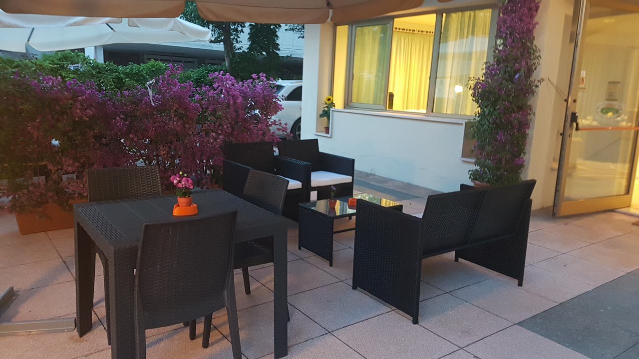 Hotel Fucsia Риччоне Екстер'єр фото