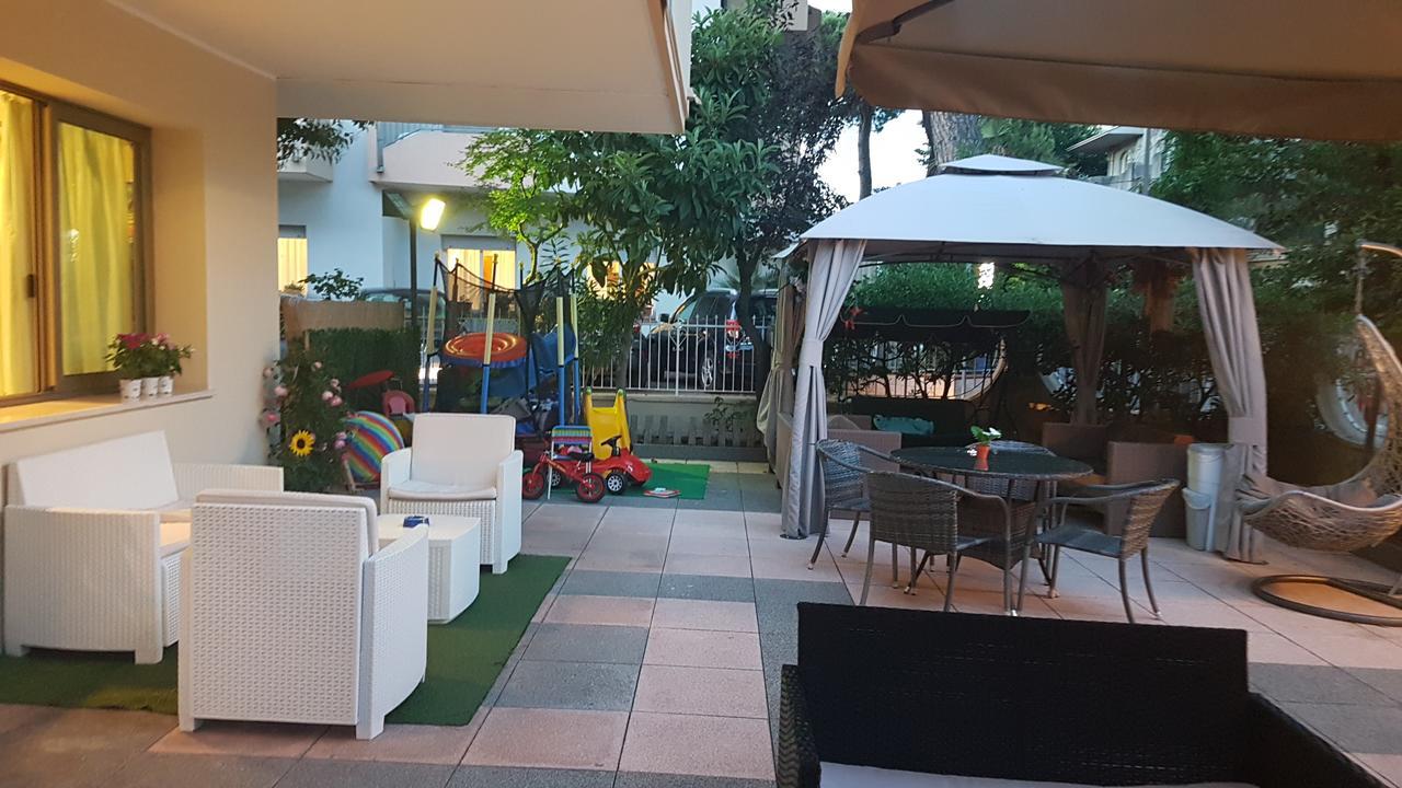 Hotel Fucsia Риччоне Екстер'єр фото