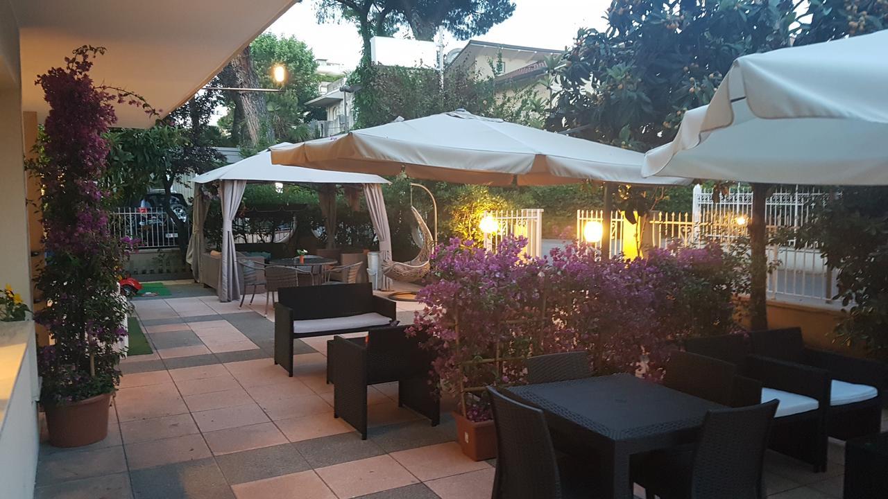 Hotel Fucsia Риччоне Екстер'єр фото
