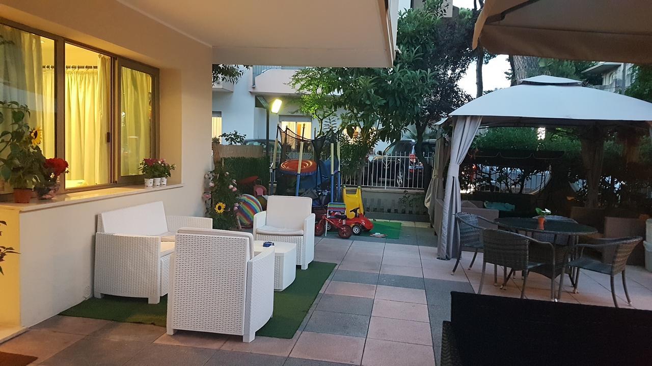 Hotel Fucsia Риччоне Екстер'єр фото