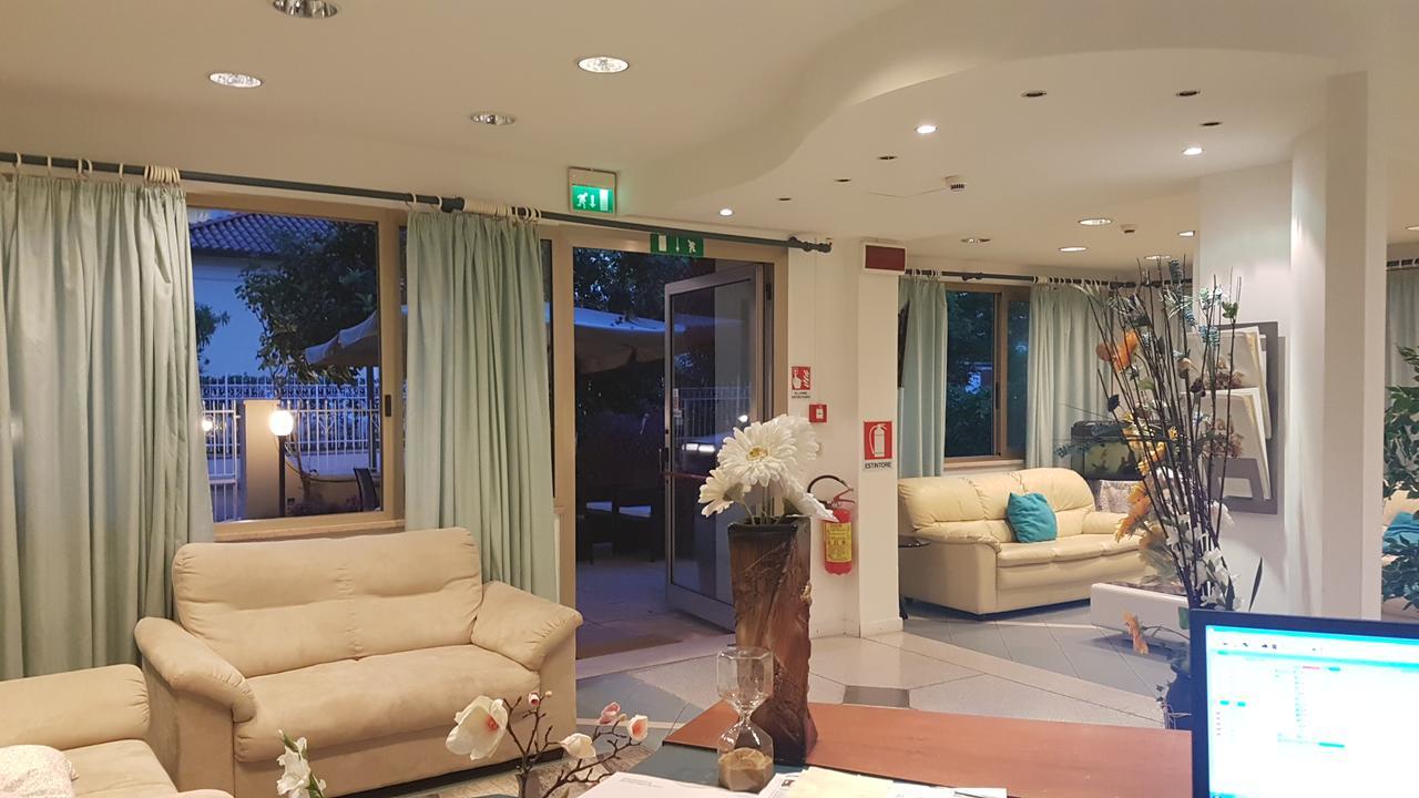 Hotel Fucsia Риччоне Екстер'єр фото