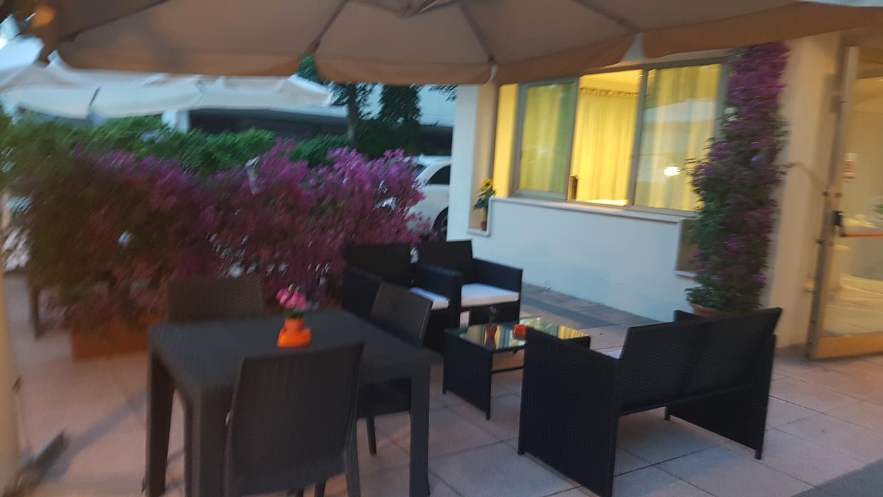 Hotel Fucsia Риччоне Екстер'єр фото
