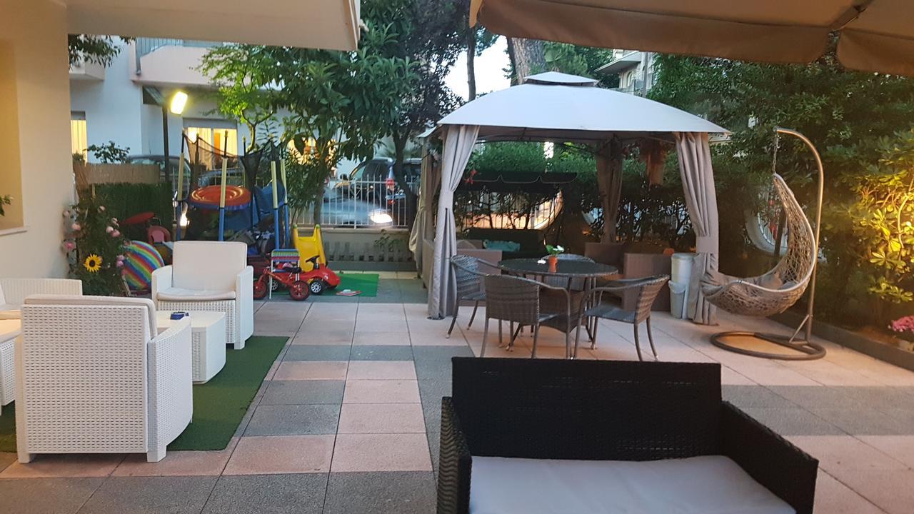 Hotel Fucsia Риччоне Екстер'єр фото