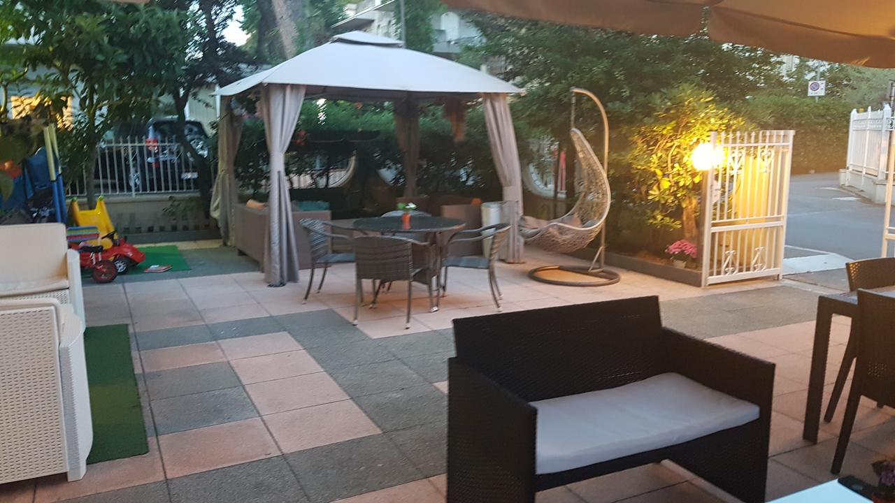 Hotel Fucsia Риччоне Екстер'єр фото